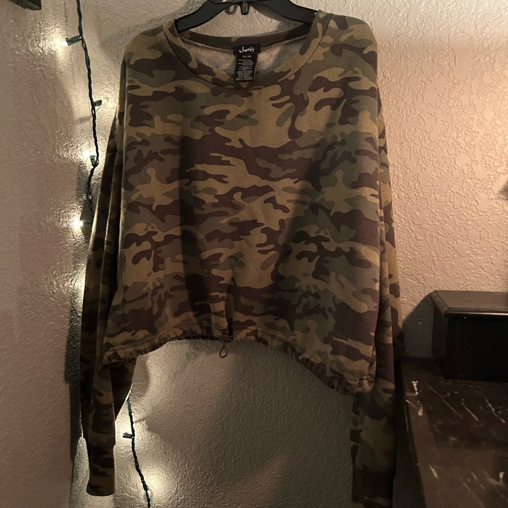 Cropped camo sweatshirt/shirt